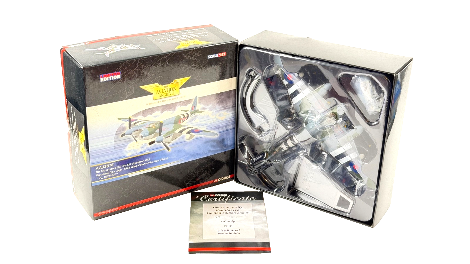 CORGI 1:72 SCALE - AA32816 - DH MOSQUITO 627 SQUADRON RAF COMMANDER GIBSON NEW