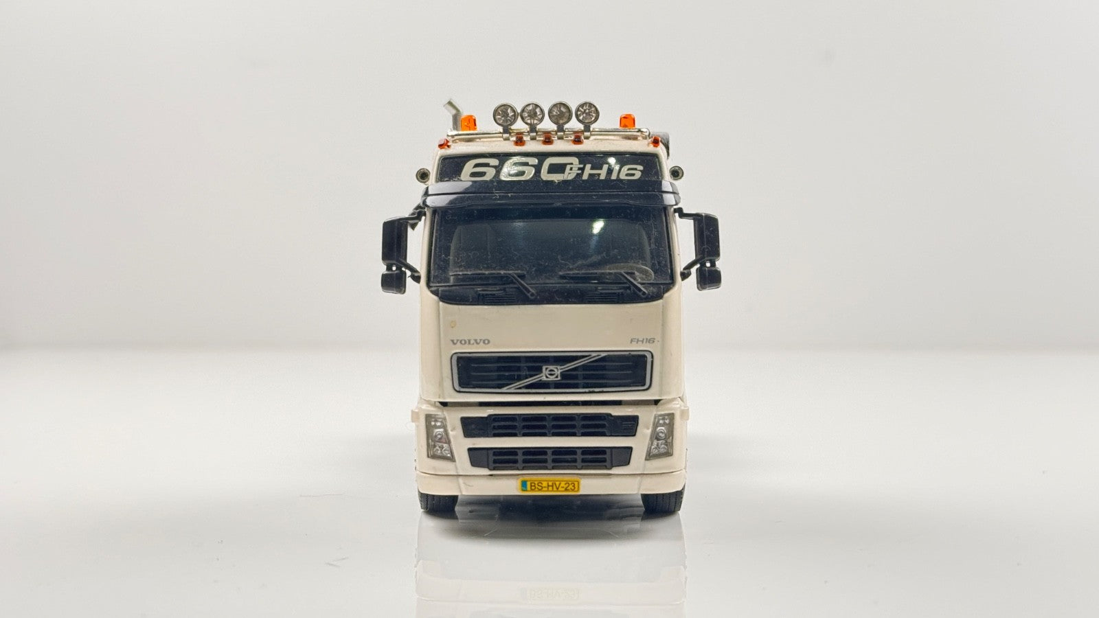 WSI 1/50 SCALE - 9126 - VOLVO FH GLOBE 6X4 WHITE TRACTOR UNIT BOXED