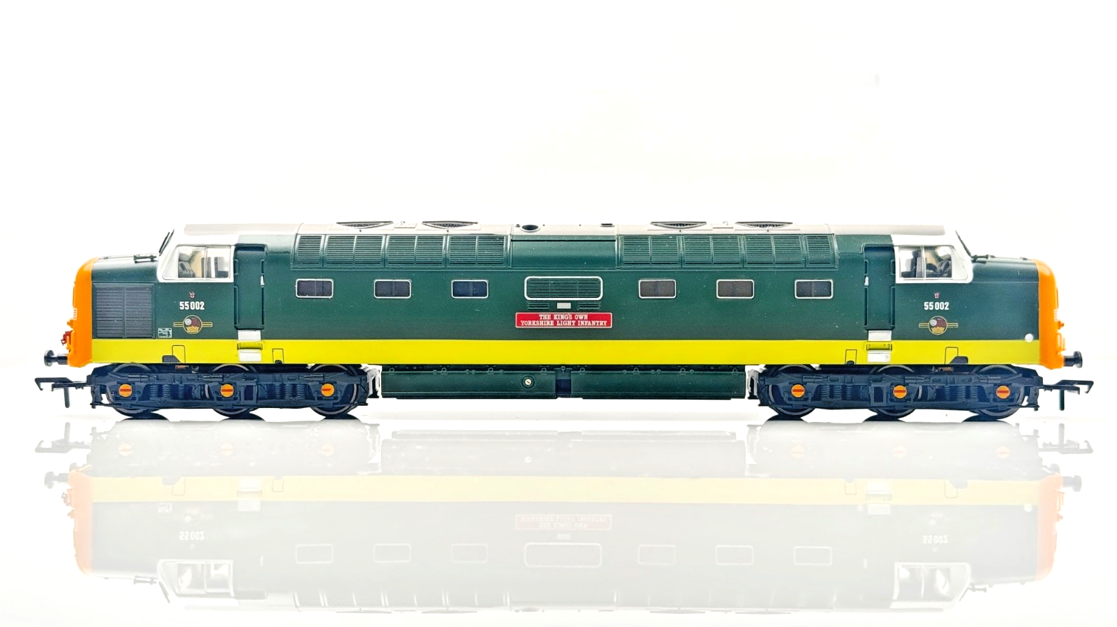 BACHMANN 00 GAUGE - 32-525A - CLASS 55 DELTIC 55002 KOYLI BR TWO TONE GREEN