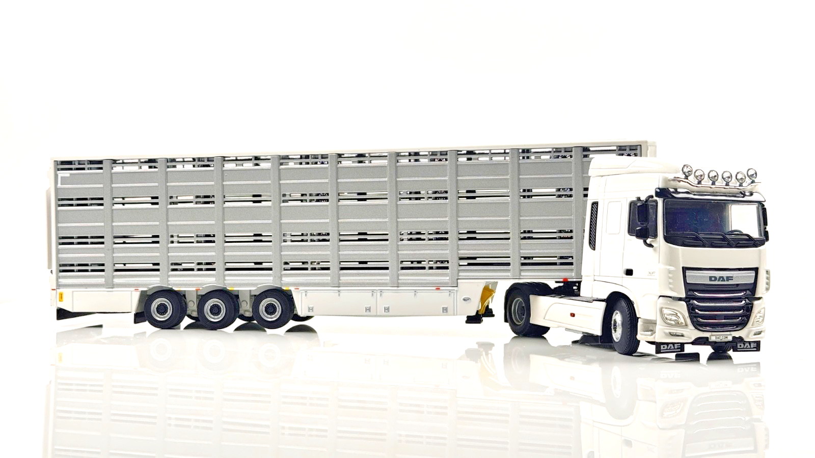 WSI 1/50 SCALE - DAF XF TRACTOR CAB & PLAIN WHITE LIVESTOCK CATTLE TRAILER BOXED