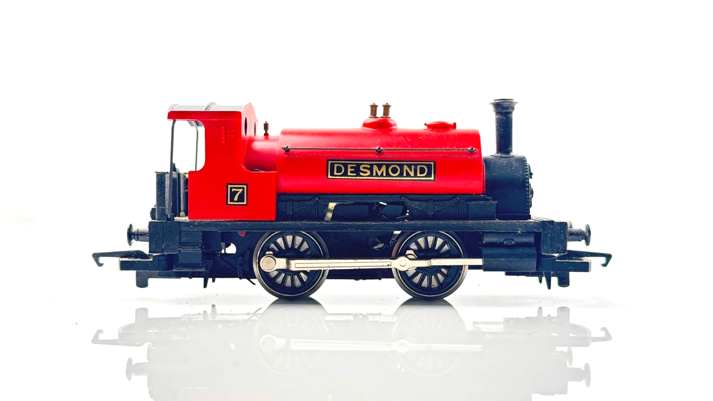 HORNBY 00 GAUGE - DESMOND RED 0-4-0 SADDLE TANK LOCOMOTIVE NO.7 - UNBOXED
