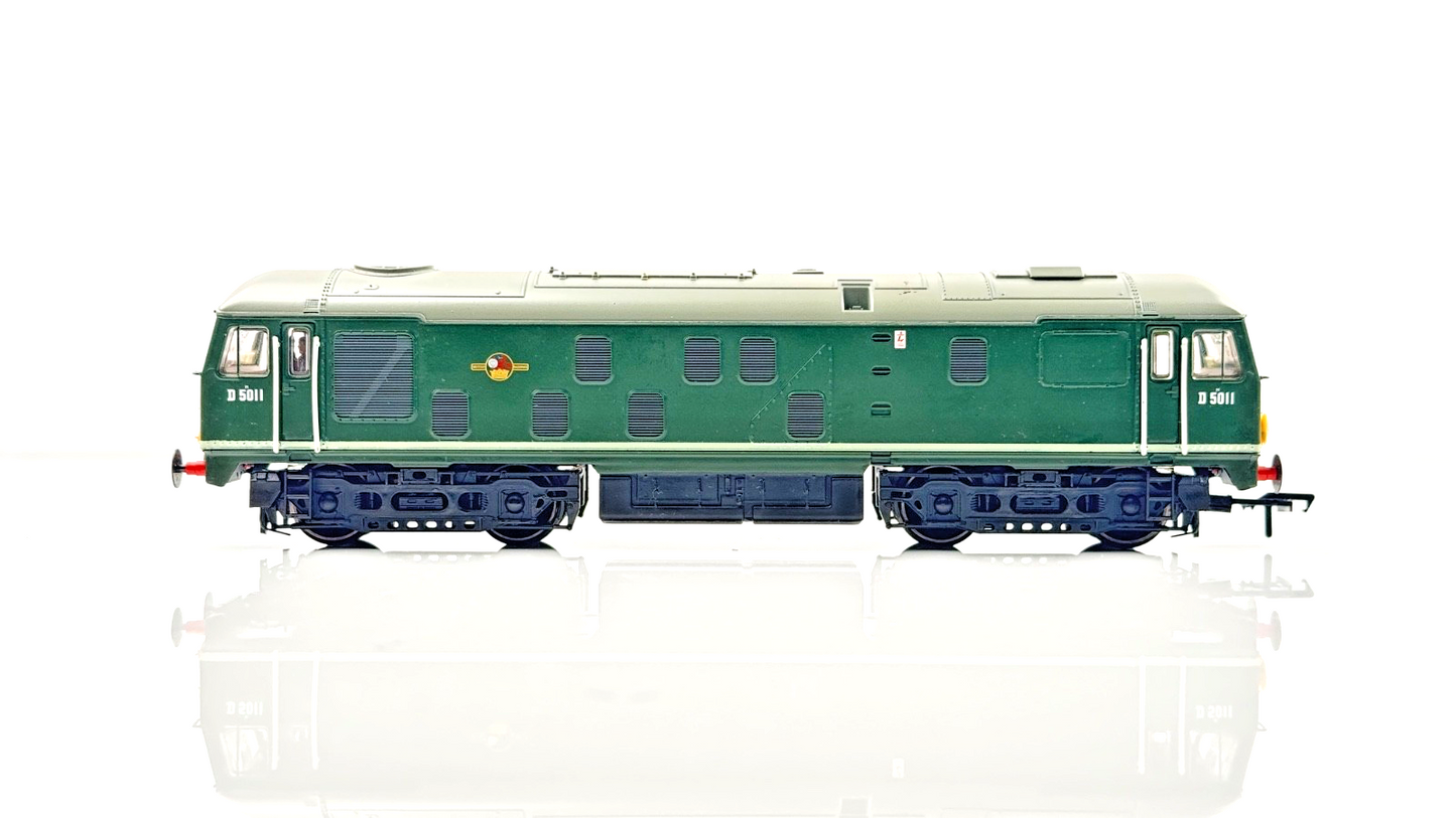 BACHMANN 00 GAUGE - 32-429 - CLASS 24 DIESEL BR TWO TONE GREEN D5011 BOXED