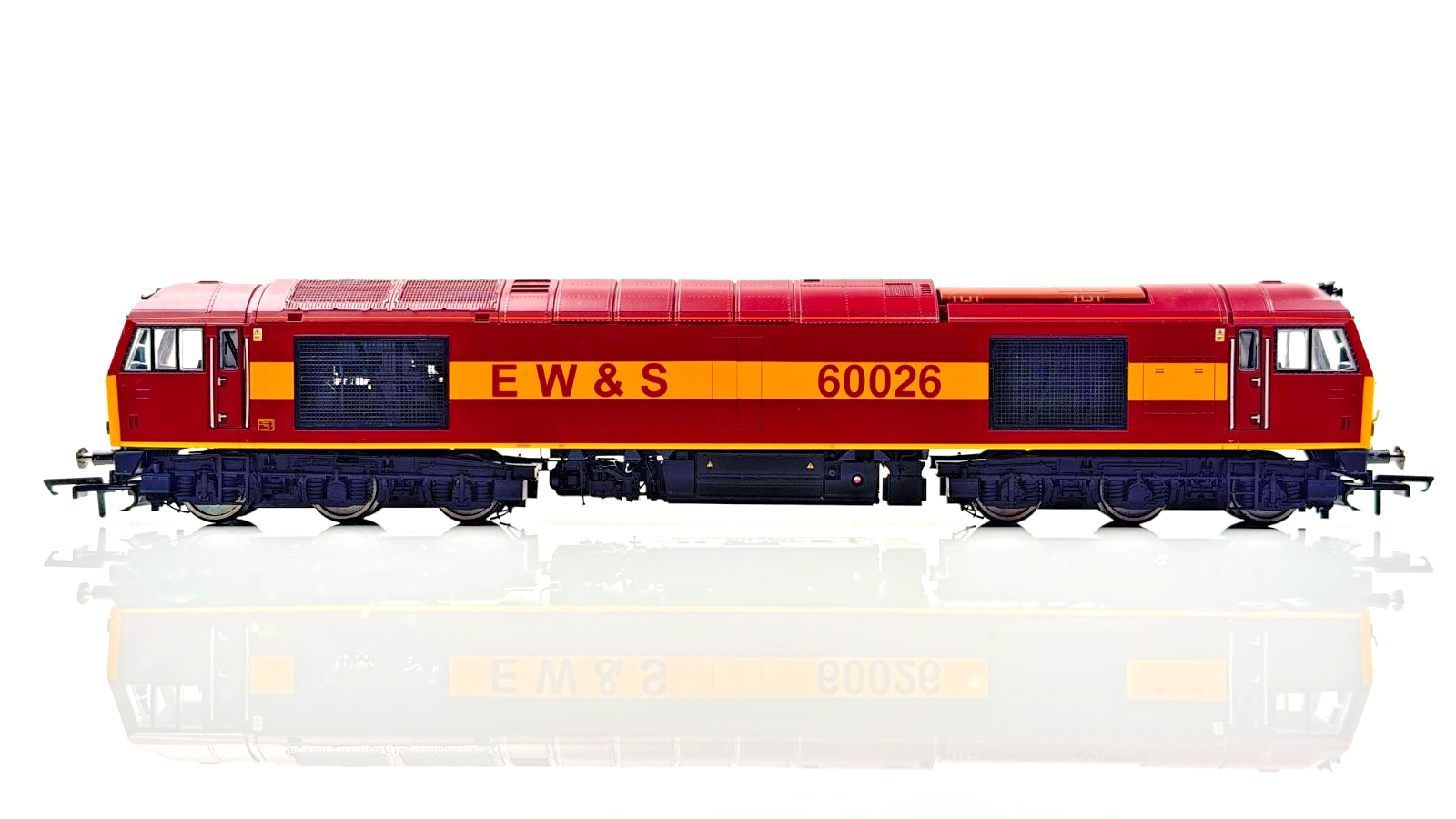 HORNBY 00 GAUGE - R2488 - CLASS 60 DIESEL 60026 EWS EW&S GOLD MAROON - BOXED