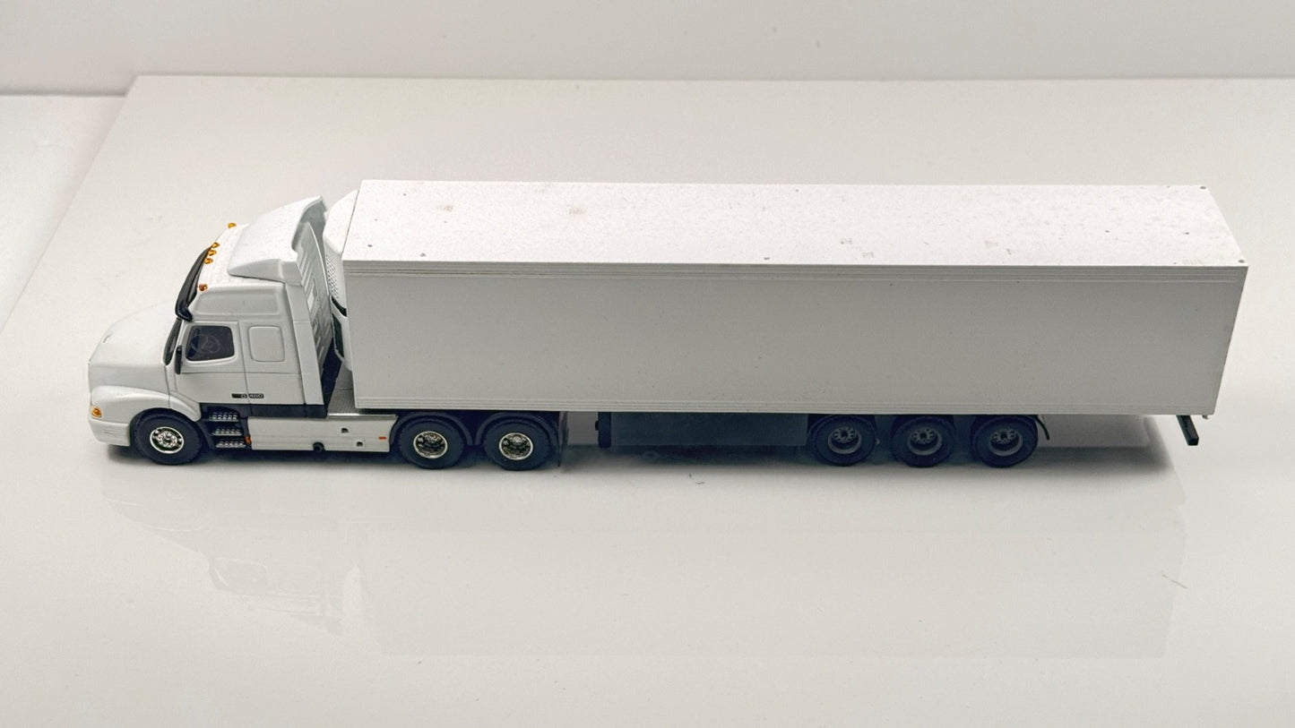 LION TOYS 1/50 SCALE - VOLVO 460 GLOBETROTTER TRACTOR & WHITE TRAILER - BOXED