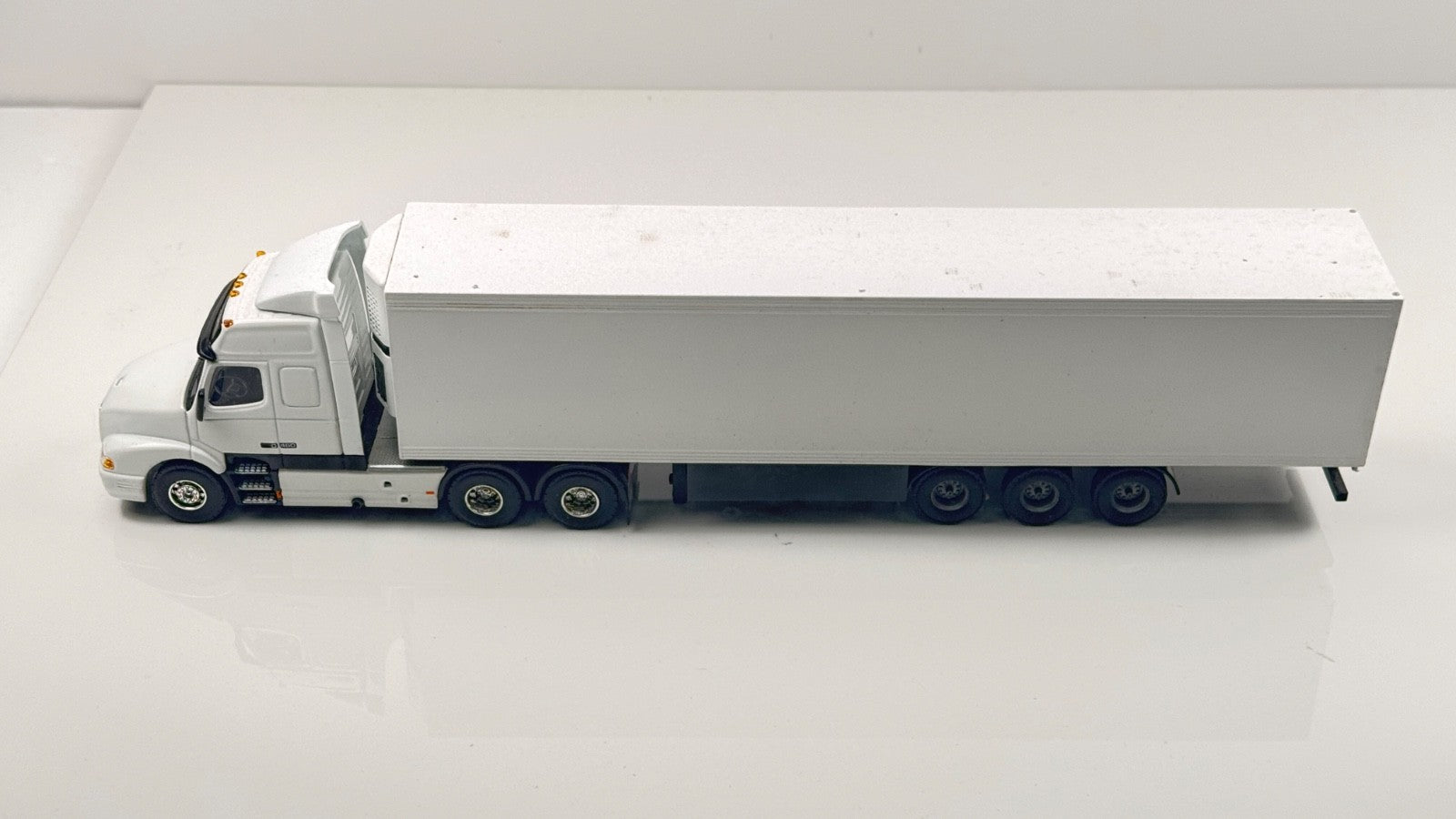 LION TOYS 1/50 SCALE - VOLVO 460 GLOBETROTTER TRACTOR & WHITE TRAILER - BOXED