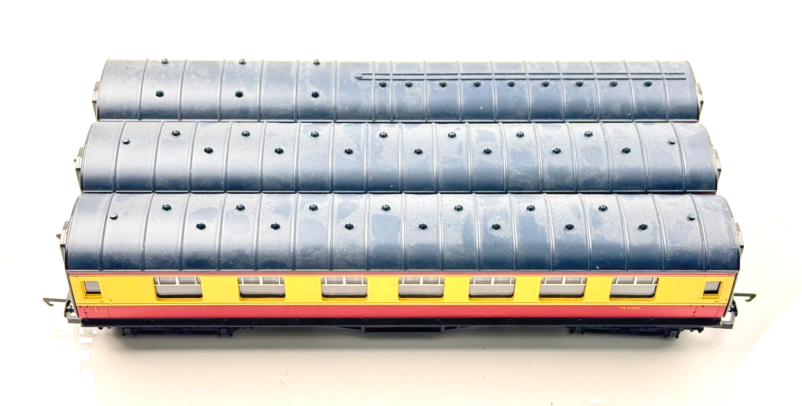 HORNBY 00 GAUGE - RAKE OF 3 BR CRIMSON CREAM STANIER PASSENGER COACHES - UNBOXED