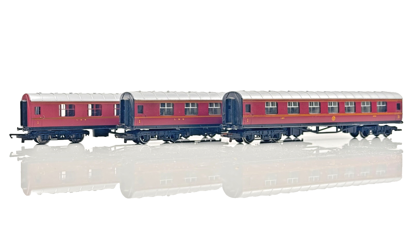 HORNBY 00 GAUGE - LMS MAROON STANIER COMPOSITE/BRAKE COACHES X 3 - UNBOXED