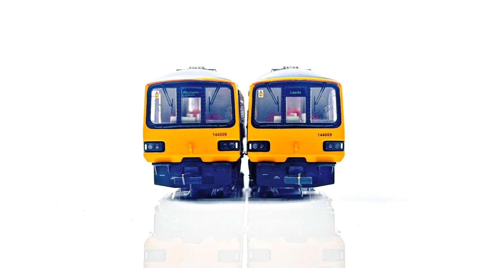 REALTRACK 00 GAUGE - CLASS 144 DMU 2 CAR NORTHERN METRO ARRIVA LEEDS MANCHESTER
