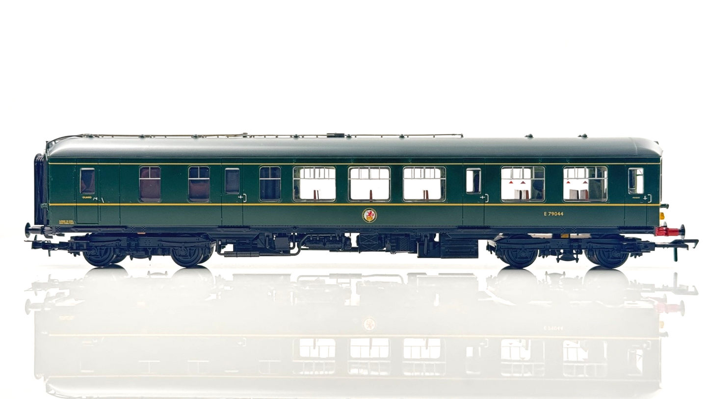 BACHMANN 00 GAUGE - 32-515 - DERBY LIGHTWEIGHT TWO CAR DMU BR GREEN YELLOW W/P