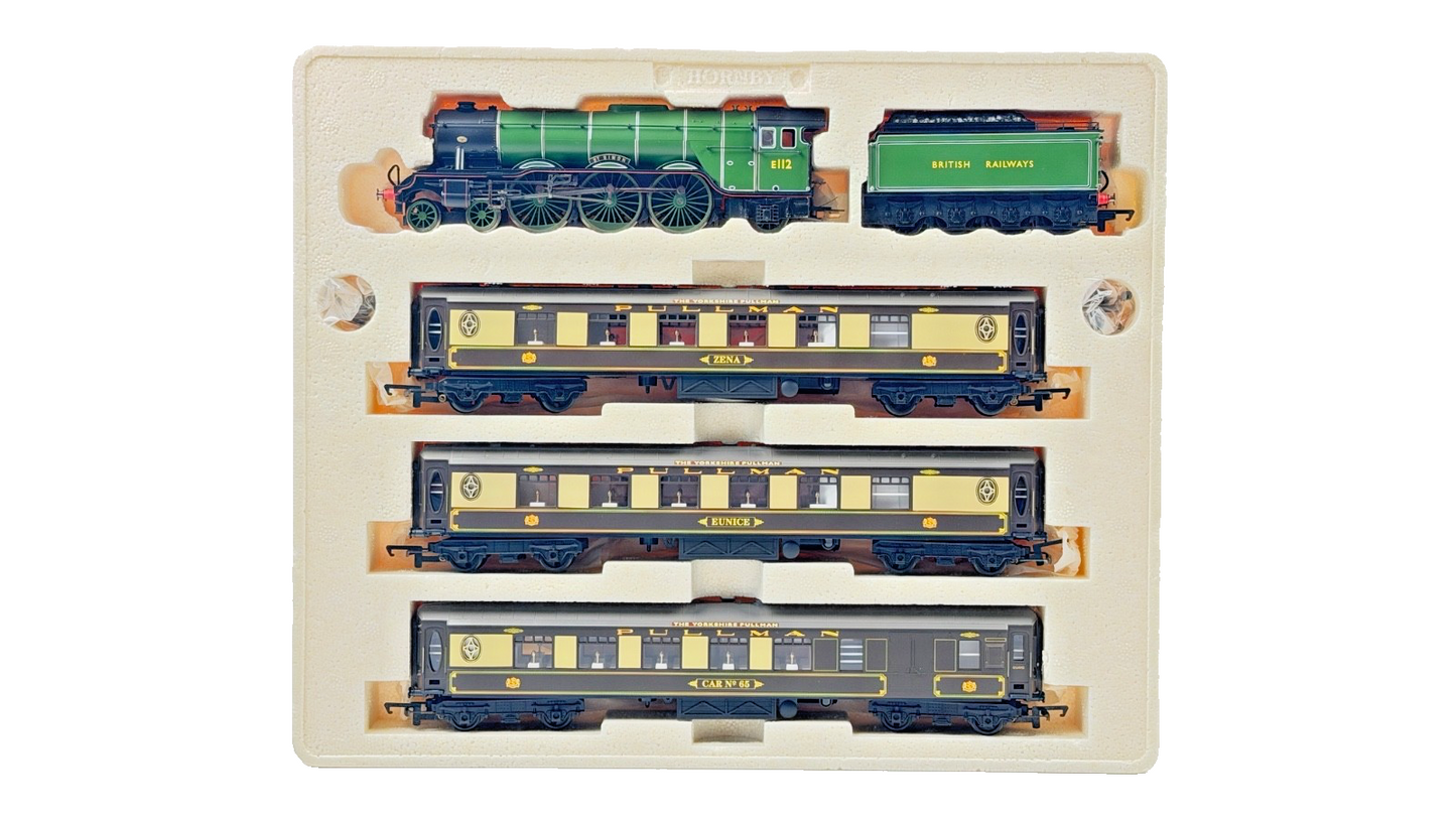 HORNBY 00 GAUGE - R2168 - YORKSHIRE PULLMAN A3 ST SIMON & PULLMAN COACHES PACK