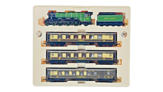 HORNBY 00 GAUGE - R2168 - YORKSHIRE PULLMAN A3 ST SIMON & PULLMAN COACHES PACK