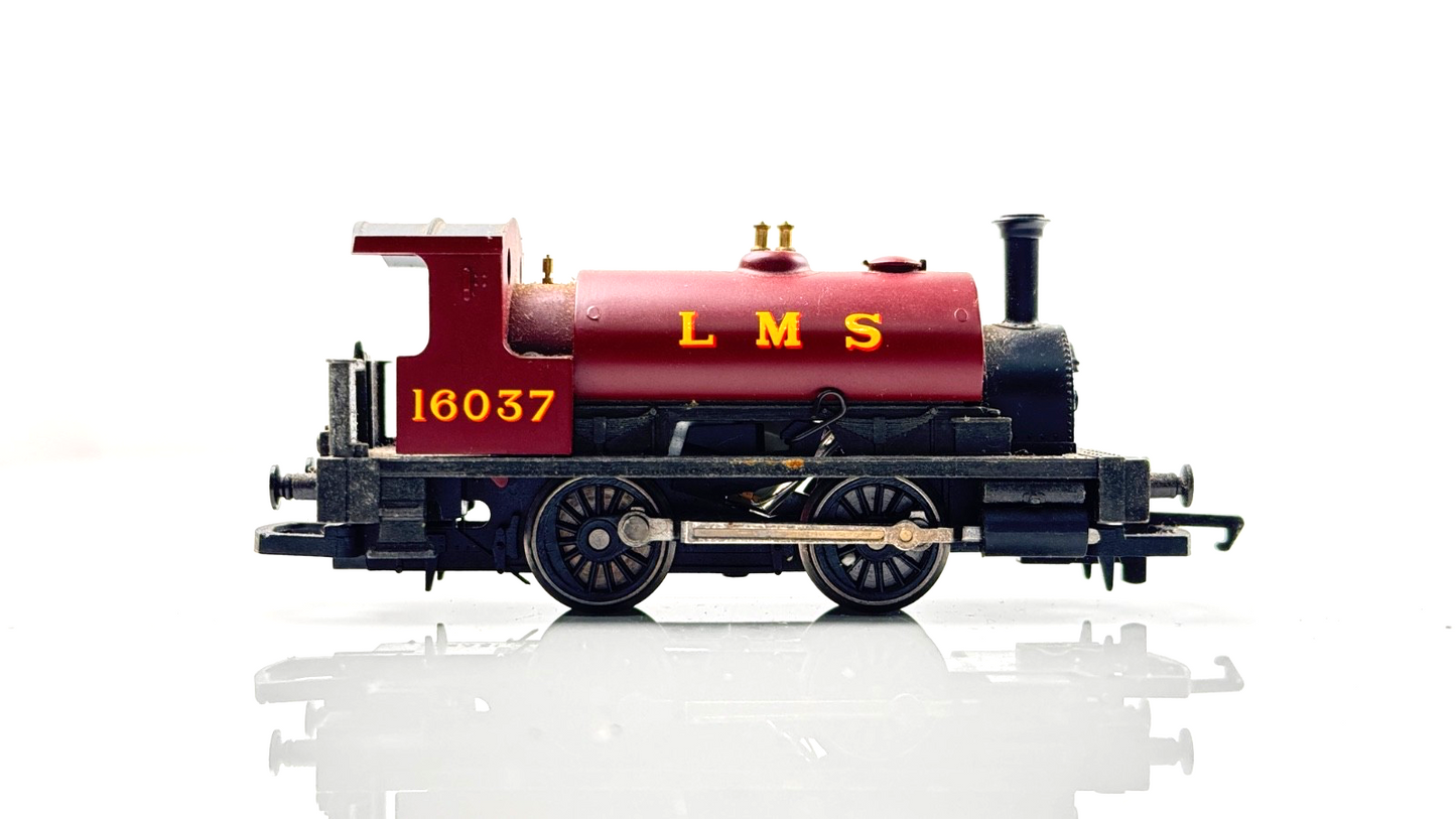 HORNBY 00 GAUGE - LMS MAROON 0-4-0 SADDLE TANK LOCOMOTIVE 16037 - UNBOXED
