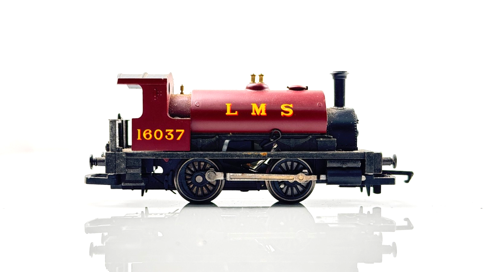 HORNBY 00 GAUGE - LMS MAROON 0-4-0 SADDLE TANK LOCOMOTIVE 16037 - UNBOXED