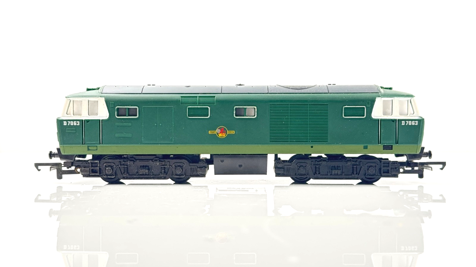 HORNBY 00 GAUGE - R758 - CLASS 35 HYMEK DIESEL D7063 BR GREEN - NON RUNNER
