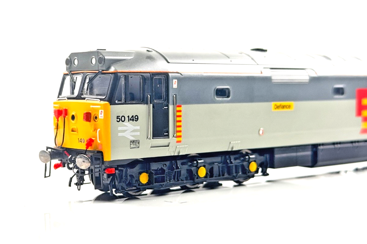 HORNBY 00 GAUGE - R2434 - CLASS 50 RAILFREIGHT DEFIANCE 50149 - DCC FITTED