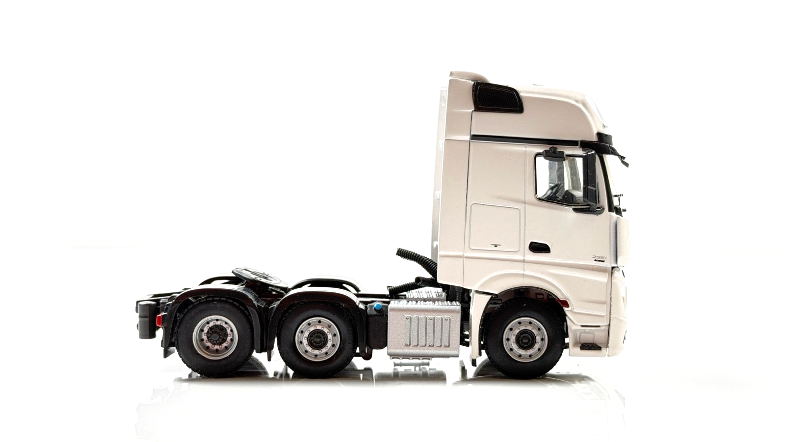 WSI 1/50 SCALE - 03-1135 - MERCEDES MP4 GIGASPACE PLAIN WHITE TRACTOR CAB BOXED