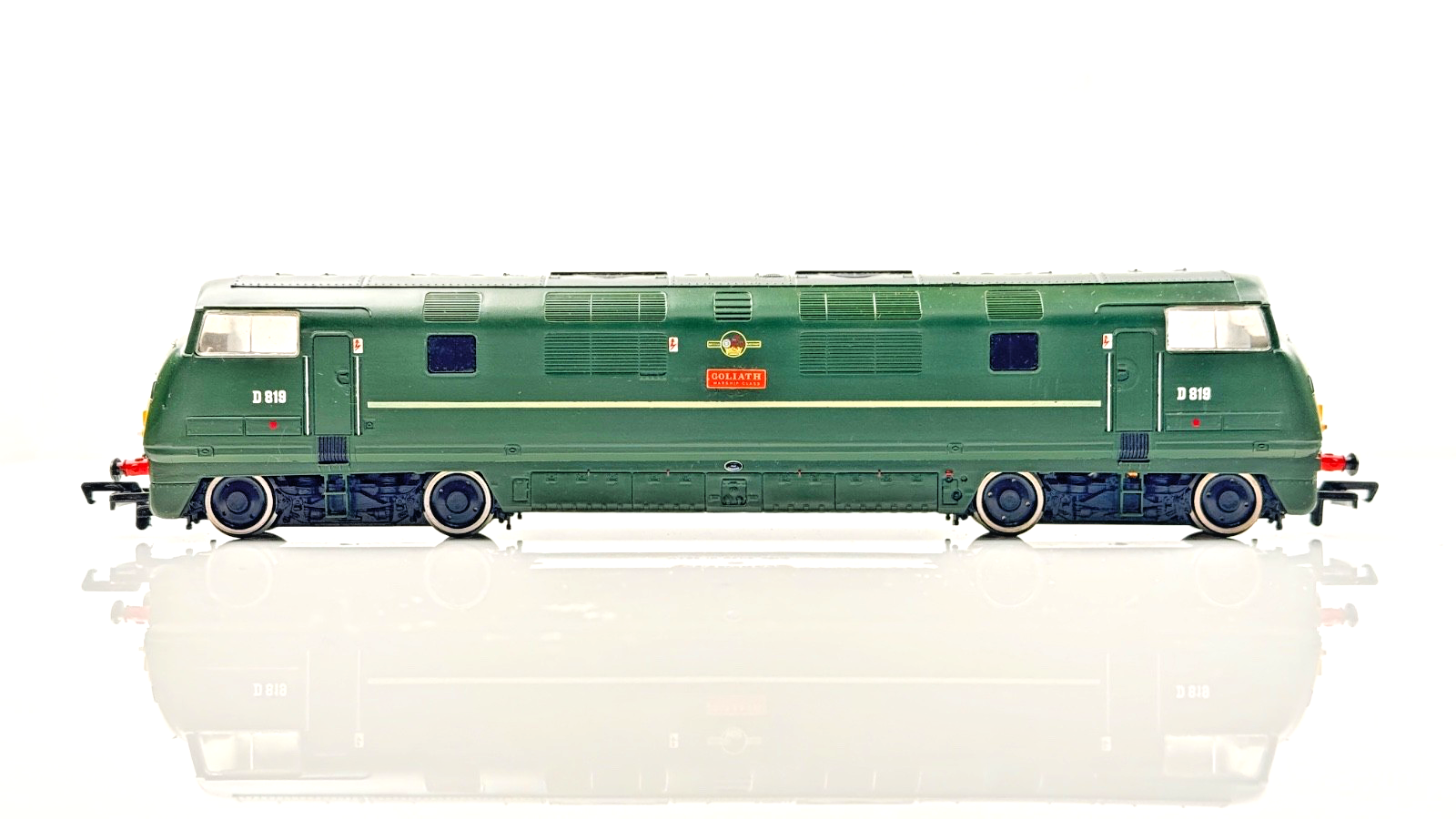 MAINLINE 00 GAUGE - 37-064 - CLASS 42 DIESEL WARSHIP GOLIATH D819 BR GREEN