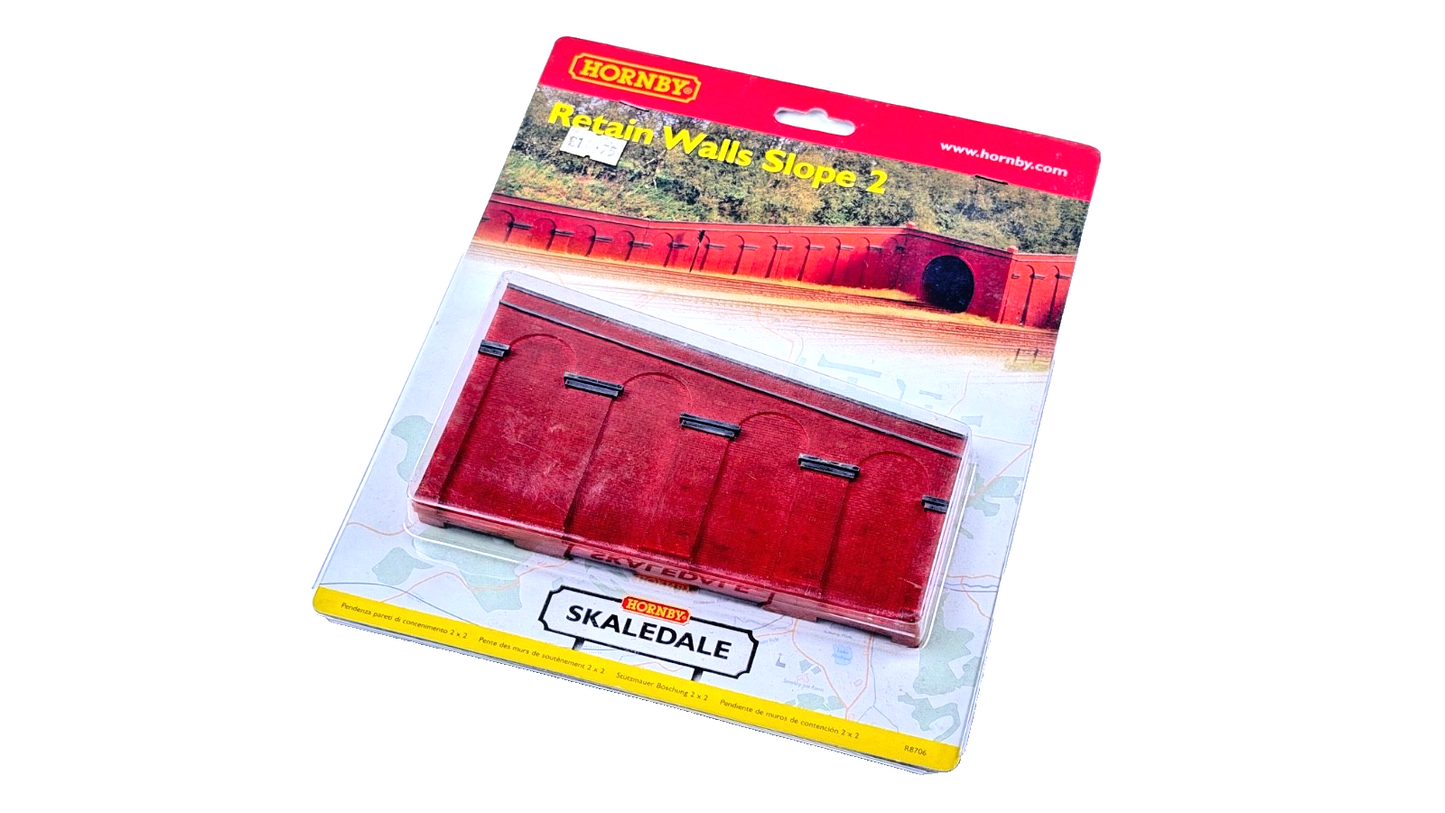 HORNBY 00 GAUGE SKALEDALE - R8706 - RED BRICK RETAIN WALLS SLOPE 2 - CARDED