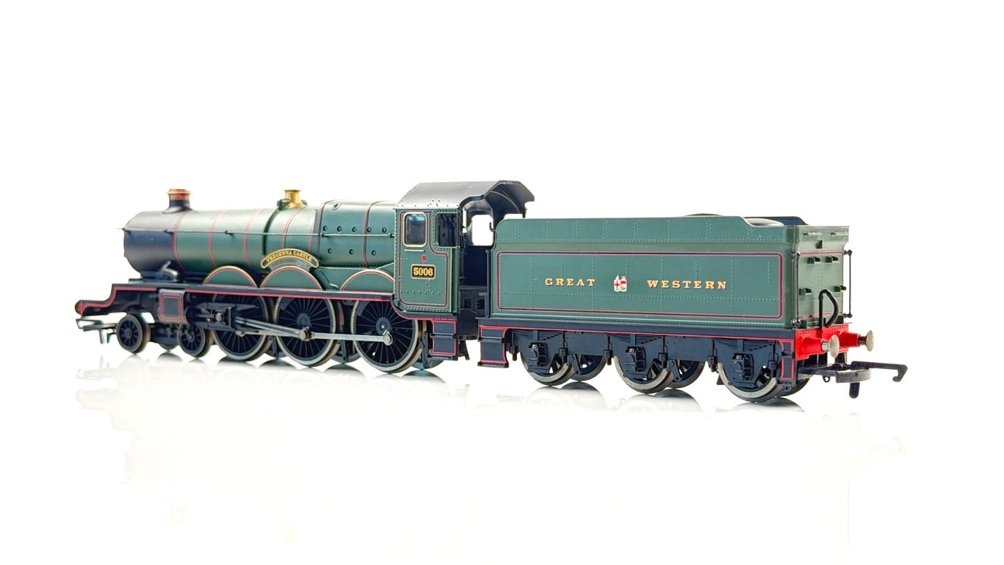 HORNBY 00 GAUGE - R2600M - CHELTENHAM FLYER GWR TREGENNA CASTLE & COACHES PACK 2