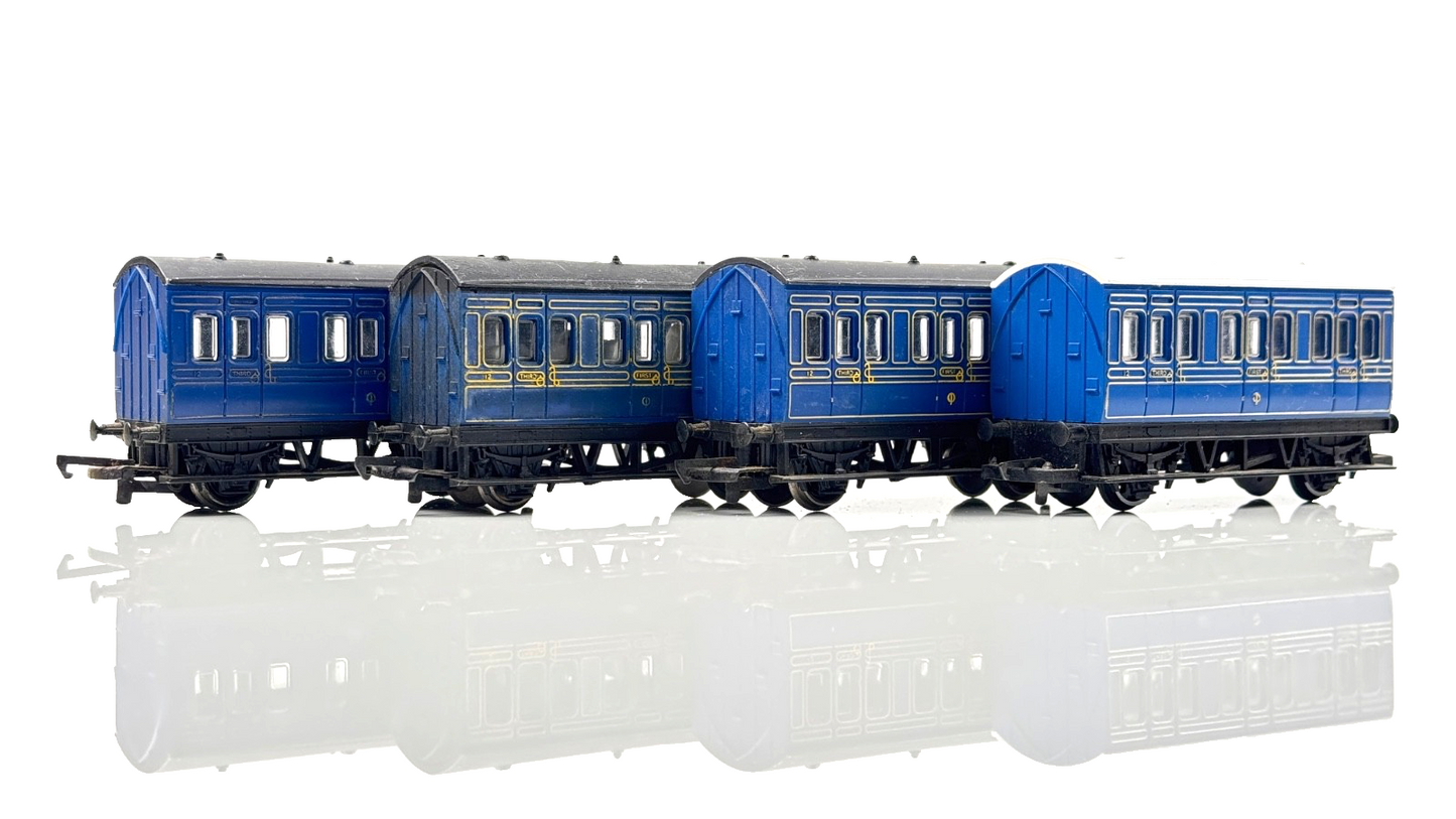 HORNBY 00 GAUGE - RAKE OF 4 BLUE FOUR WHEEL PASSENGER COACHES - UNBOXED