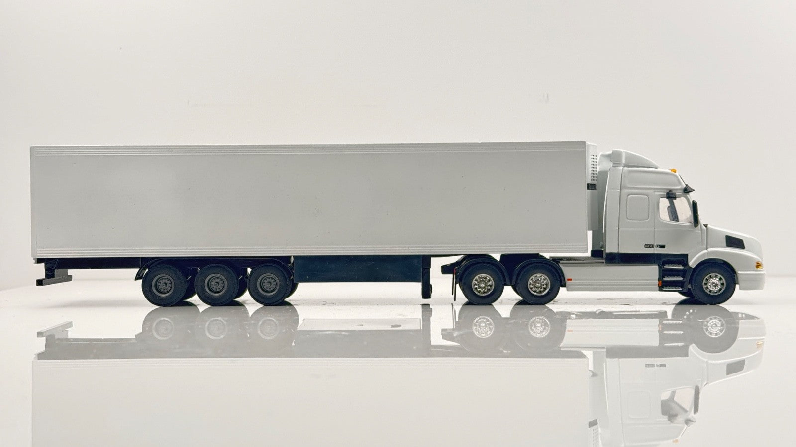 LION TOYS 1/50 SCALE - VOLVO 460 GLOBETROTTER TRACTOR & WHITE TRAILER - BOXED