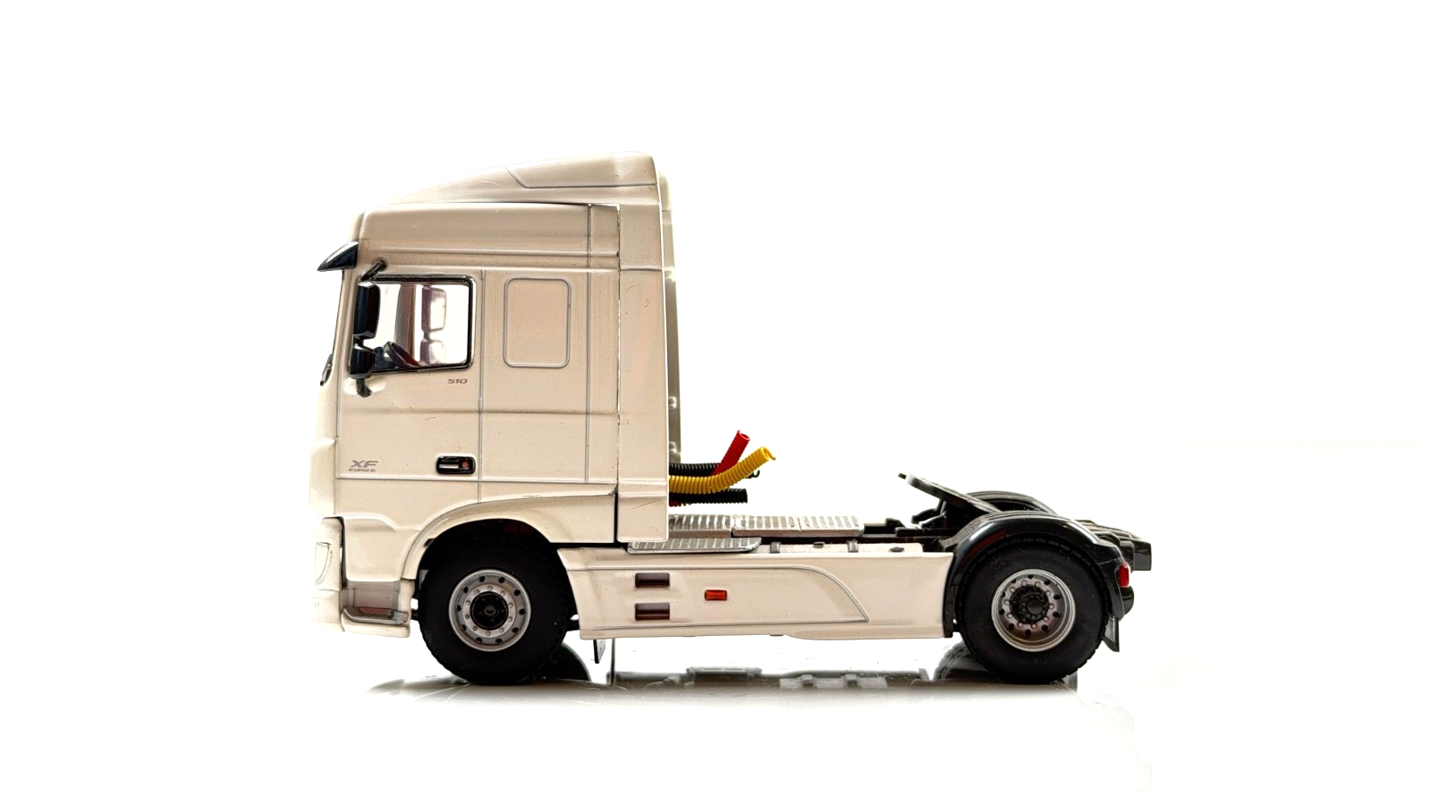 WSI 1/50 SCALE - 03-1127 - DAF XF SC 4X2 PLAIN WHITE TRACTOR CAB BOXED